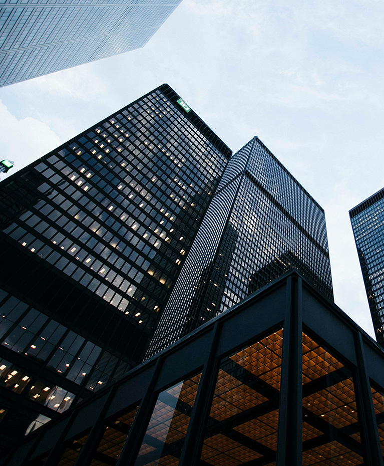 Modernes Unternehmensgebäude mit beleuchteten Büroflächen und markanter Architektur